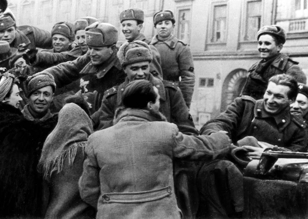 Жители Кракова приветствуют советских воинов-освободителей. Зима 1945